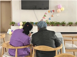 當(dāng)你老到忘了世界，我該拿什么來(lái)愛(ài)你